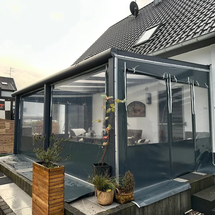 Terrassen-Verkleidung mit Klarsicht-Fenstern